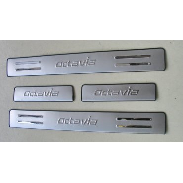 Skoda Octavia A5  накладки защитные на пороги дверных проемов