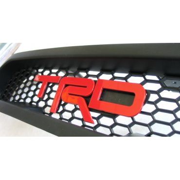 Toyota Hilux Revo 2014 решетка радиатора черная большая TRD красный