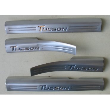 Hyundai Tucson TL 2015 накладки верхние на пороги дверных проемов , лого хром 